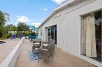 Beautiful home with heated pool, minutes away from Siesta key beach