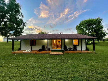 Peaceful creek-front cabin in the Ozark foothills, near historic Cherokee sites