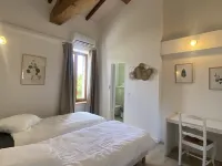 T3 Bord Canal du Midi, Piscine Hotels in Homps