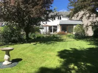 Gorgeous Lakeland cottage with delightful private garden. Free EV charging. Hotels near Oxenholme Lake District Railway Station