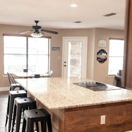 Open water on LBJ!! Great for family gatherings, or just a lake getaway.