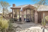 Refreshing Desert Oasis🌵:1st F, Views, Heated Pools, Spas, Massage Chair. Hotels in 