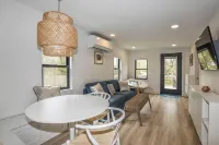 Cozy Cape Cod Cottage Near Beach and Bike Trail - 3성급