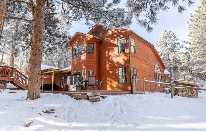 Peaceful getaway in the woods with fully fenced yard- Pet friendly!