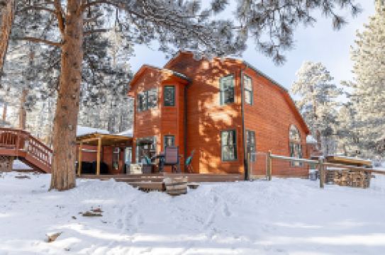 Peaceful getaway in the woods with fully fenced yard- Pet friendly!