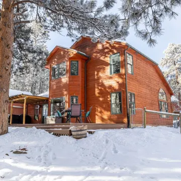 Peaceful getaway in the woods with fully fenced yard- Pet friendly!