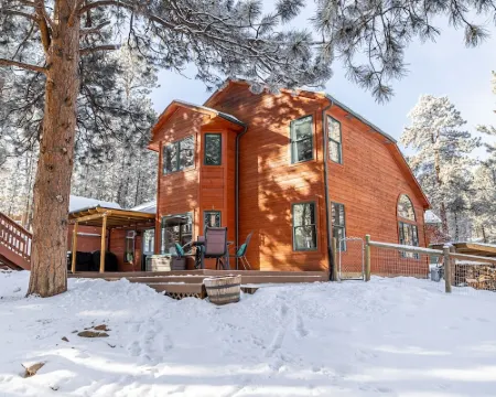 Peaceful getaway in the woods with fully fenced yard- Pet friendly! Hotels in Bailey