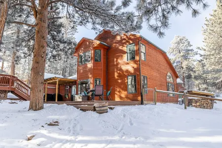 Peaceful getaway in the woods with fully fenced yard- Pet friendly!