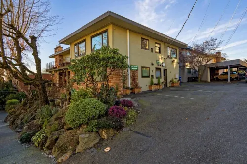 SUNNY & SPACIOUS 2BD CONDO - AC - GAS FIREPLACE - 5 STAR RATINGS