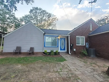 The Corner Apartment. In the Heart ❤️ of Anderson. Отели рядом с достопримечательностью «Парк Дженератор»