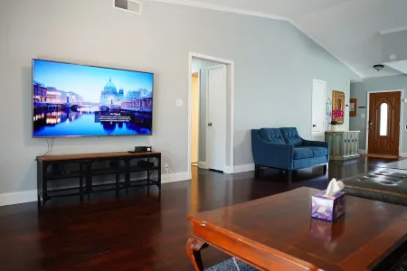 Newly Renovated 3 Bedroom Pool House Отели в г. Брандон