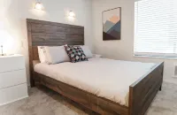 Cozy retreat. Walk to town / shuttle. 5 min drive to ski lifts and parks.