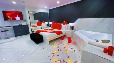 H&S Pleasure Suite with Jacuzzi 8 mi from IAH Hotels near Mercer Botanic Gardens
