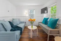 Quaint Cape Cod Cottage - 5mins to the beach, Galleries and Provincetown fun!