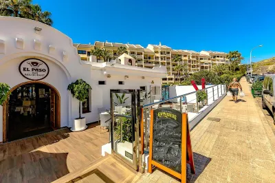 Cozy Studio with Large Patio in Castle Harbour, Los Cristianos Hôtels à : 