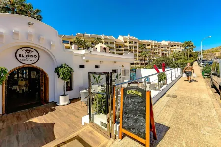 Cozy Studio with Large Patio in Castle Harbour, Los Cristianos
