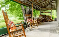 Cozy Bourbon Country Cabin with HOT TUB and Fire Pit on Brashears Creek