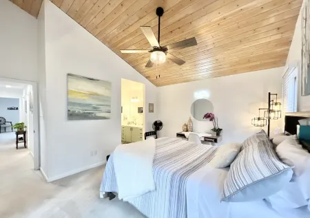 Black Bear Lodge: Cozy Cabin, NEW Noon Check-in Отели в г. Басай