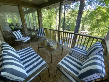 Woodsy 6br Lake House W/ Dock Near Twin Creeks Отели рядом с достопримечательностью «Walls of Jericho»