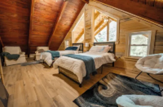 Rustic Comfort at Puritan Ridge, 3 bed 2 bath cabin on 180 stunning acres!