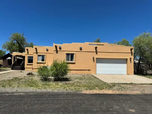 Charming 3-bedroom house a short walk to Historic Downtown Seligman with AC