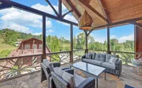 Incredible Farmhouse,18 Acres, Pool, 7 King Bds, Near Helen, Tiny Weddings!