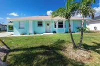 Charming villa with 2 bedrooms, 4 miles from gulf beaches. Dogs welcome!