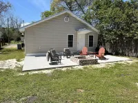 Bait ‘em up Bungalow in Downtown Eaufaula Hotels near Walmart Garden Center