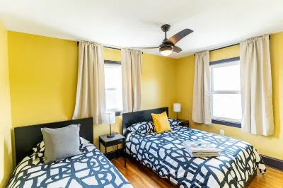 Luxury spacious charming DC row house + free parking Hotel dekat University of Maryland Global Campus, Joint Base Anacostia-Bolling