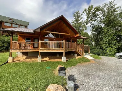 "DOWNTOWN BEAR CABIN" Easy Access near Downtown Gatlinburg!