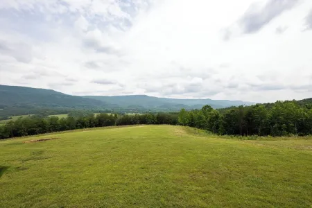 Spacious Mountain Home: King Beds, Hiking, Large Kitchen, Arcade, Peaceful