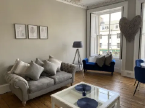 Newly renovated 3-bedroom townhouse in Cupar town centre Hoteles en Cupar