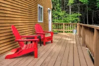 Mt Washington Valley Fall Getaway with Game Room and Deck! 바틀릿 호텔