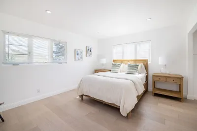 Two Story Apartment Near Beach