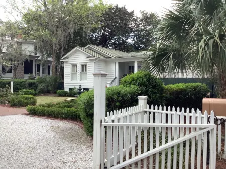 Downtown waterfront Walking Distance to Everything!