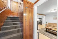 Perfect location! Cabin w/ hot tub- walk to beach, golf & trails