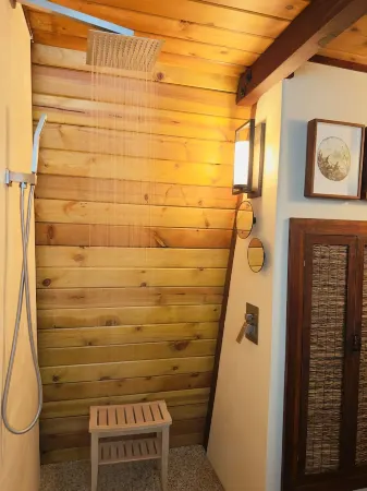 This mountain cabin is perfect for appreciating music and nature. Отели рядом с достопримечательностью «Аутлетс эт Техон»