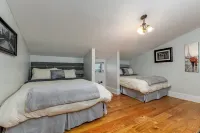 Majestic & Relaxing Home w/ 3 Beds Pool Table Bar! Sleeps 8 Các khách sạn gần Dubuque Arboretum and Botanical Gardens