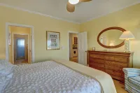 Hot Tub, BeachFront, Island Center, Walk to Restaurants