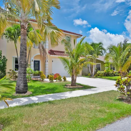5 Mins to beach; 5BD, 4.5BA, Heated pool, Jacuzzi, Mini Golf, Tiki Huts.