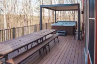 Spacious luxury cabin with hot tub and a great view!