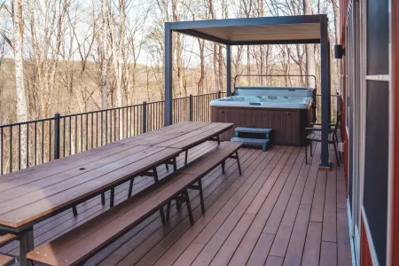 Spacious luxury cabin with hot tub and a great view!