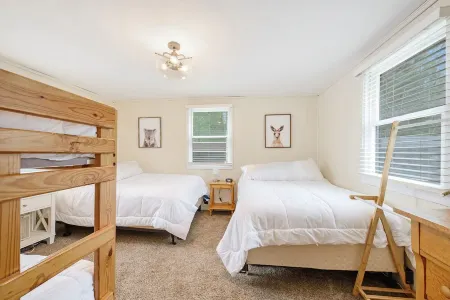 Red Star Cottage on Mawby Lake: Sandy Beach- Kayaks/Paddle Boat/Row Boat