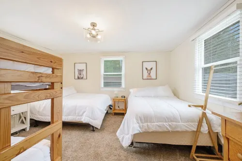 Red Star Cottage on Mawby Lake: Sandy Beach- Kayaks/Paddle Boat/Row Boat