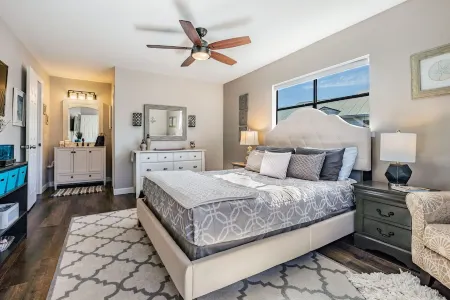 Amazing 2BR Townhome, 2 min walk to beach! Spacious Balcony, Tropical Paradise!