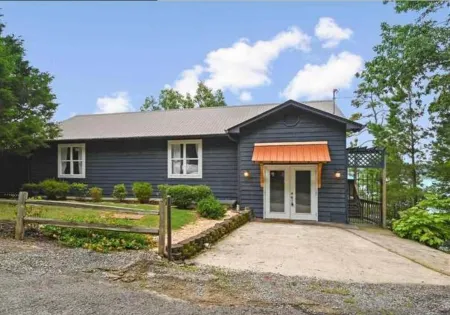 Blue Cottage at Sunset Cove, Bunk room 2 story dock! Best views!