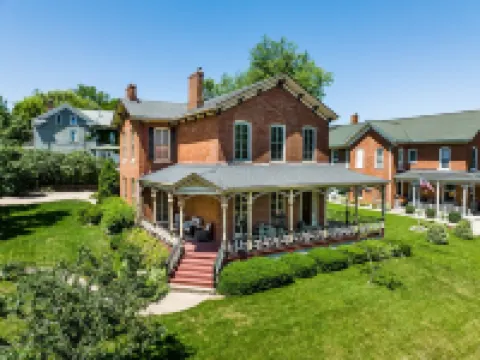 Charming Historic 4 Bedroom with Hot Tub