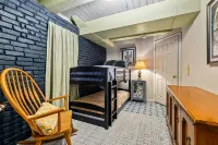 Pet Friendly, 10 Guests, Walking Distance to Payette Lake/Downtown, Hot Tub!