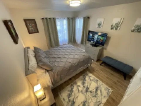 Cheerful Two Bedroom Bungalow Newly Remodeled! Arcade games, Air Hockey Table.