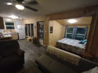 Caddo River Shack - 2 secluded acres with Kayaks and outdoor tub - Pet Friendly